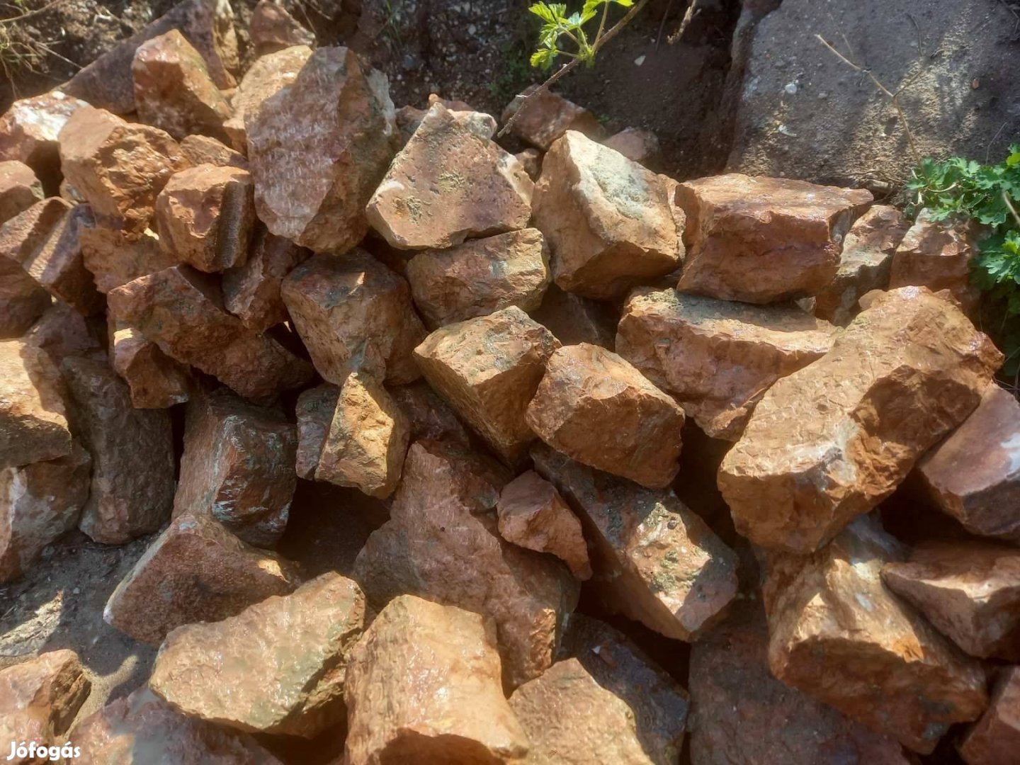 Sziklakert kő, vörös színű eladó