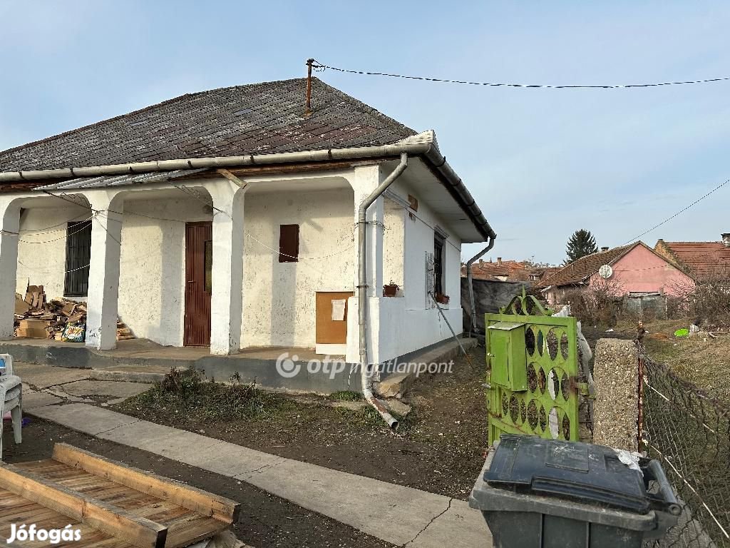 Szikszói 80 nm-es ház eladó