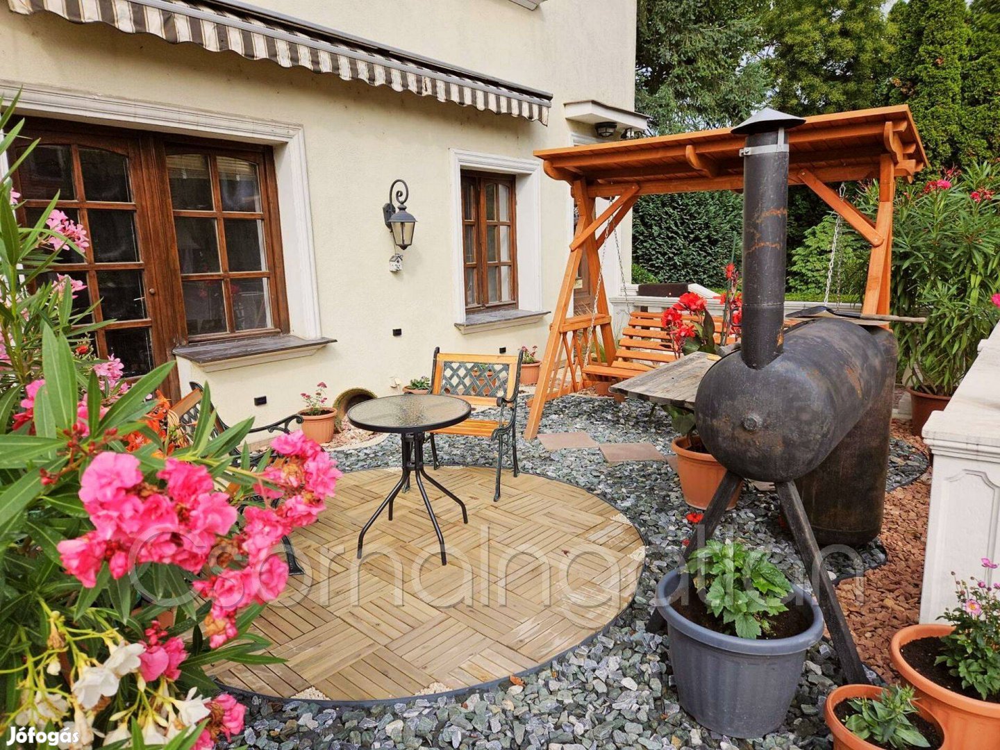 Szil - egyedi, családi ház jellegű villa eladó