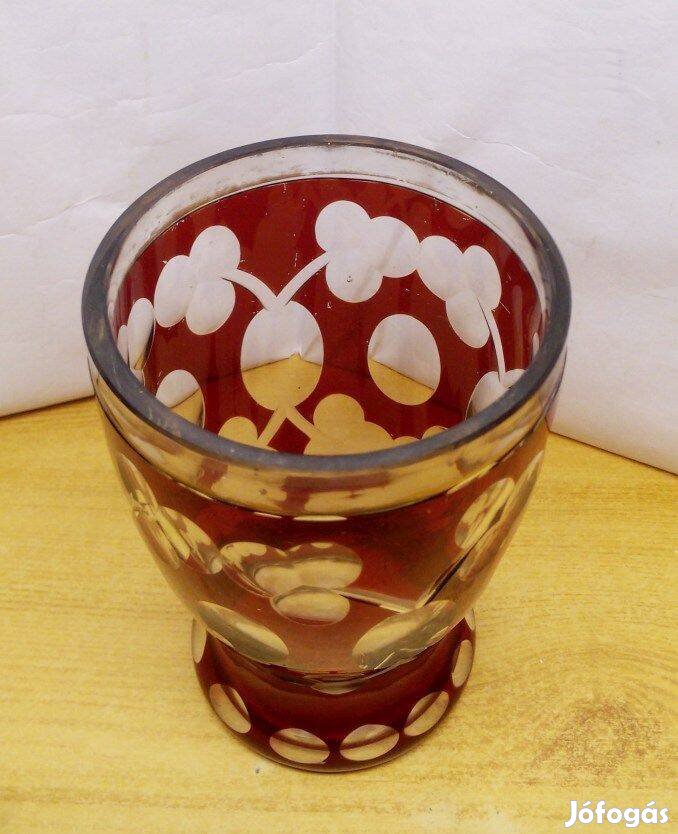 Szilva motívumos metszett rubinvörös kehely. Cseh Bohemia