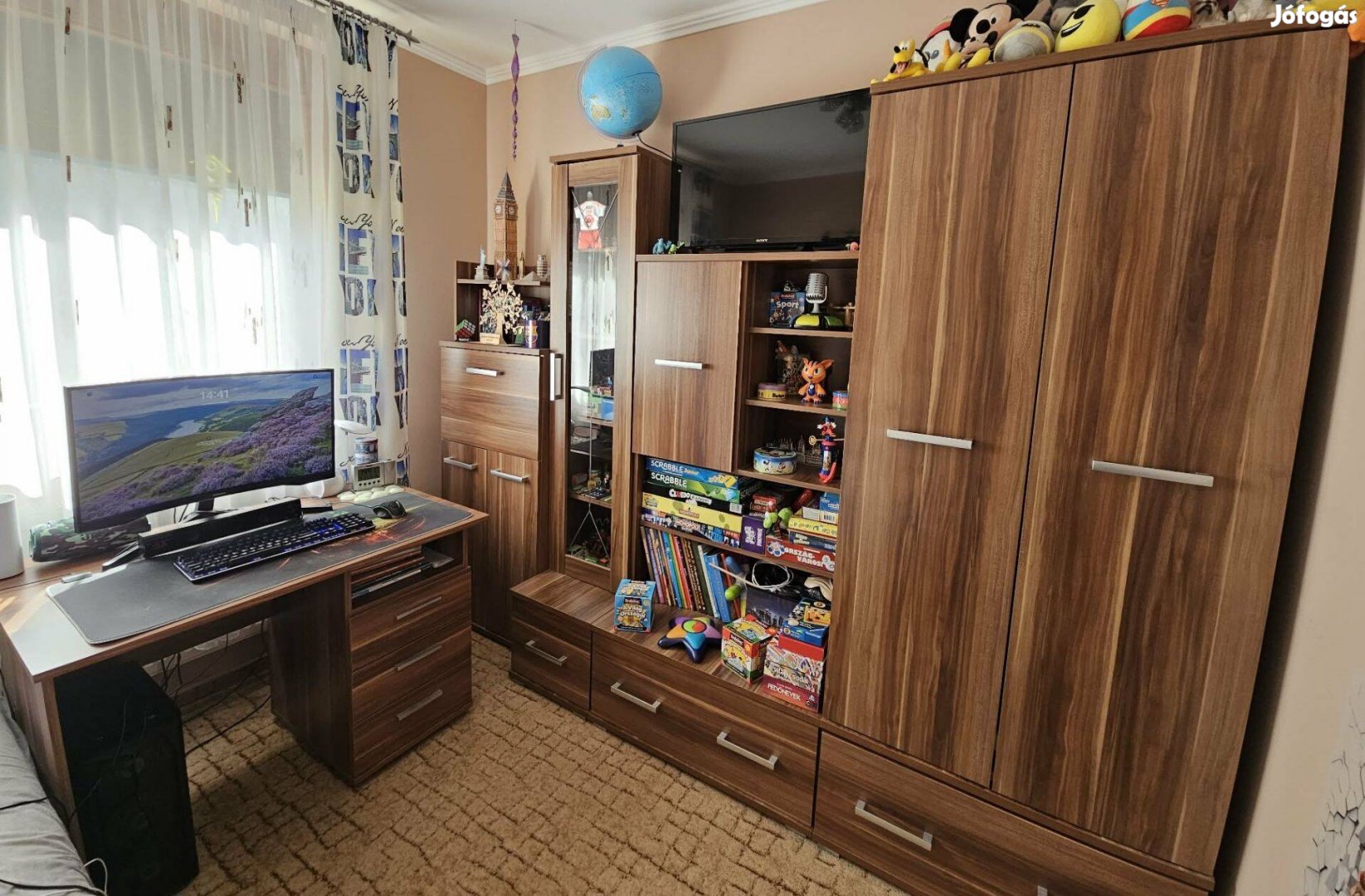 Szilva színű szekrénysor íróasztallal, forgószékkel, tv-vel
