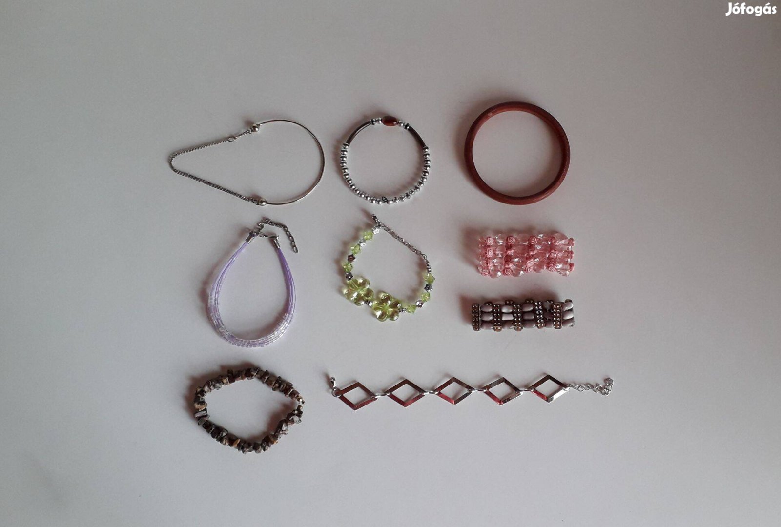 Színes bizsu karkötők gyöngy műanyag fém fa darabár_