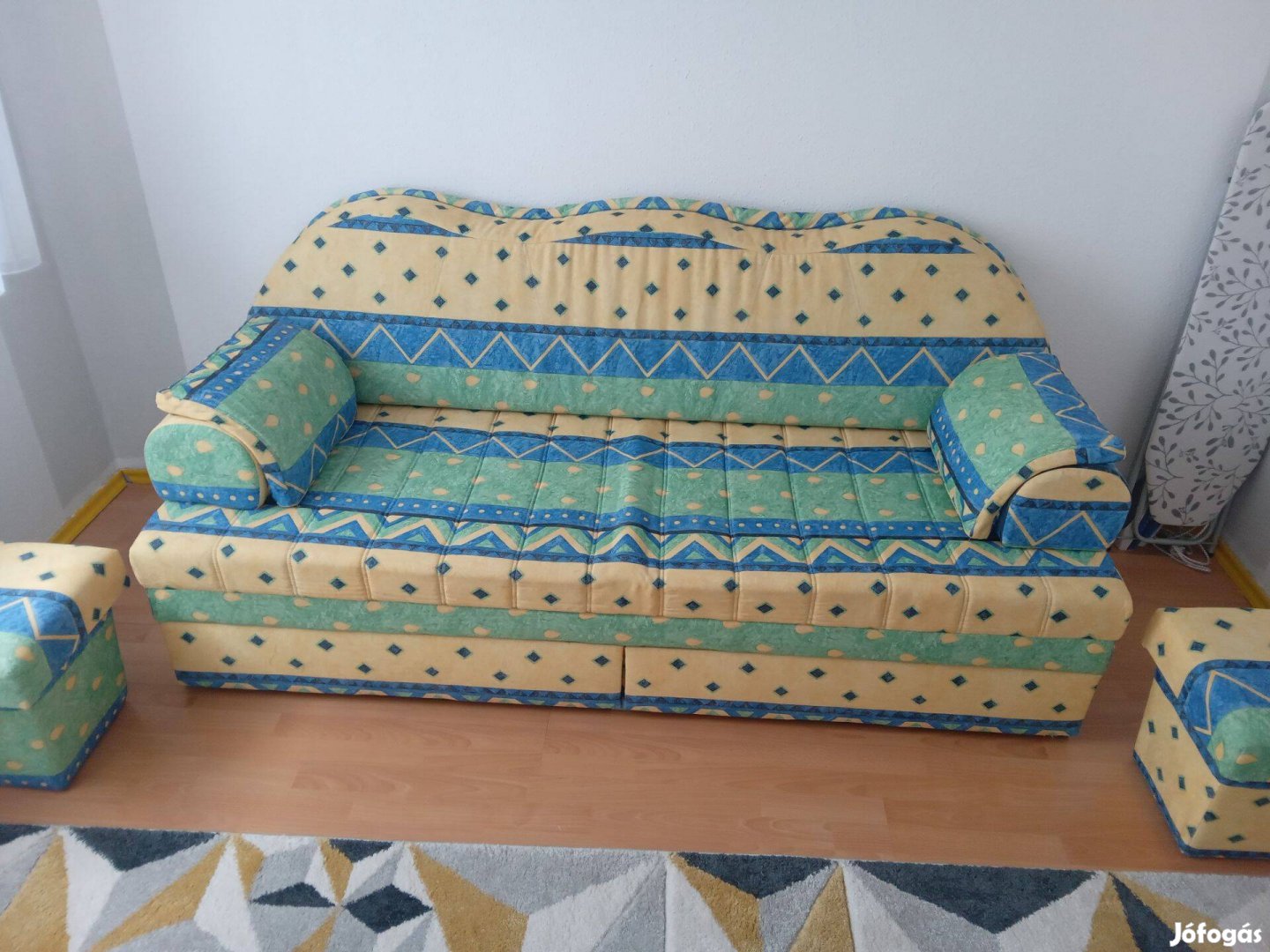 Szines hibátlan kinyitható kanapé eladó!