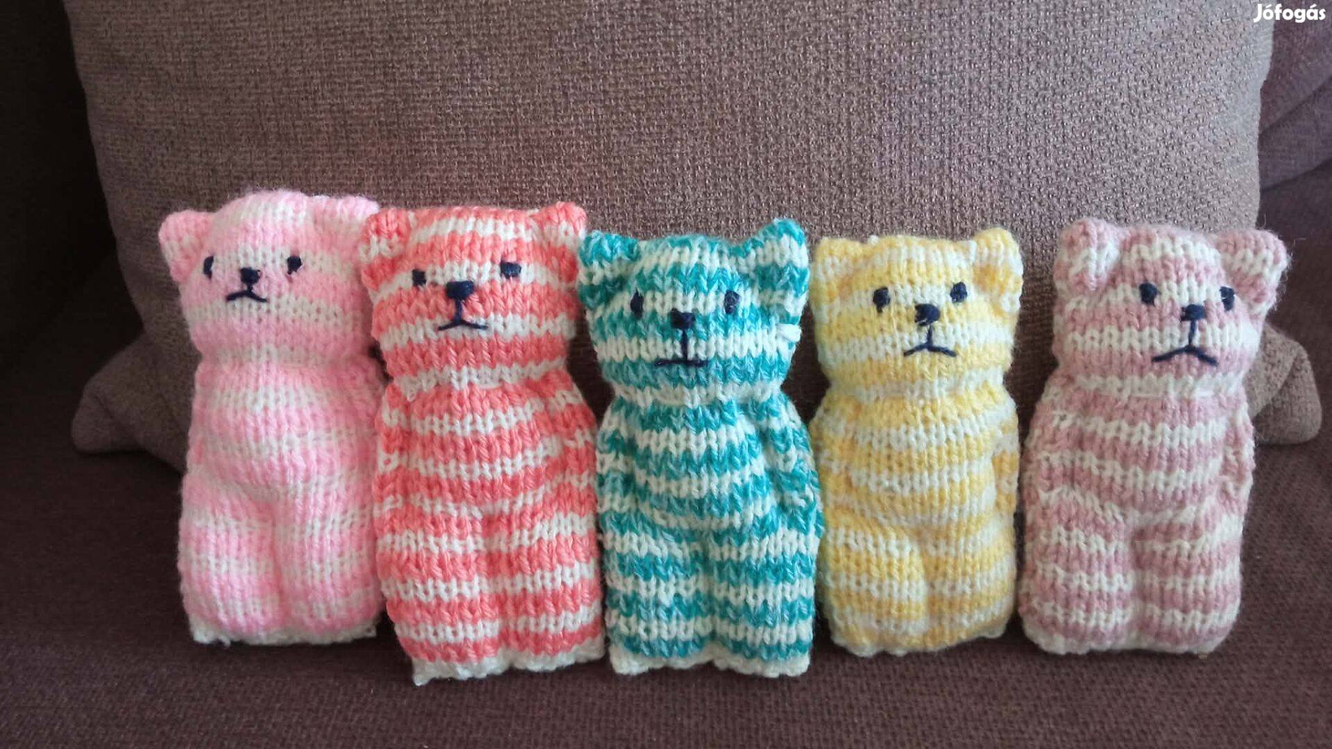 Színes kötött mackó 11 cm 500 Ft