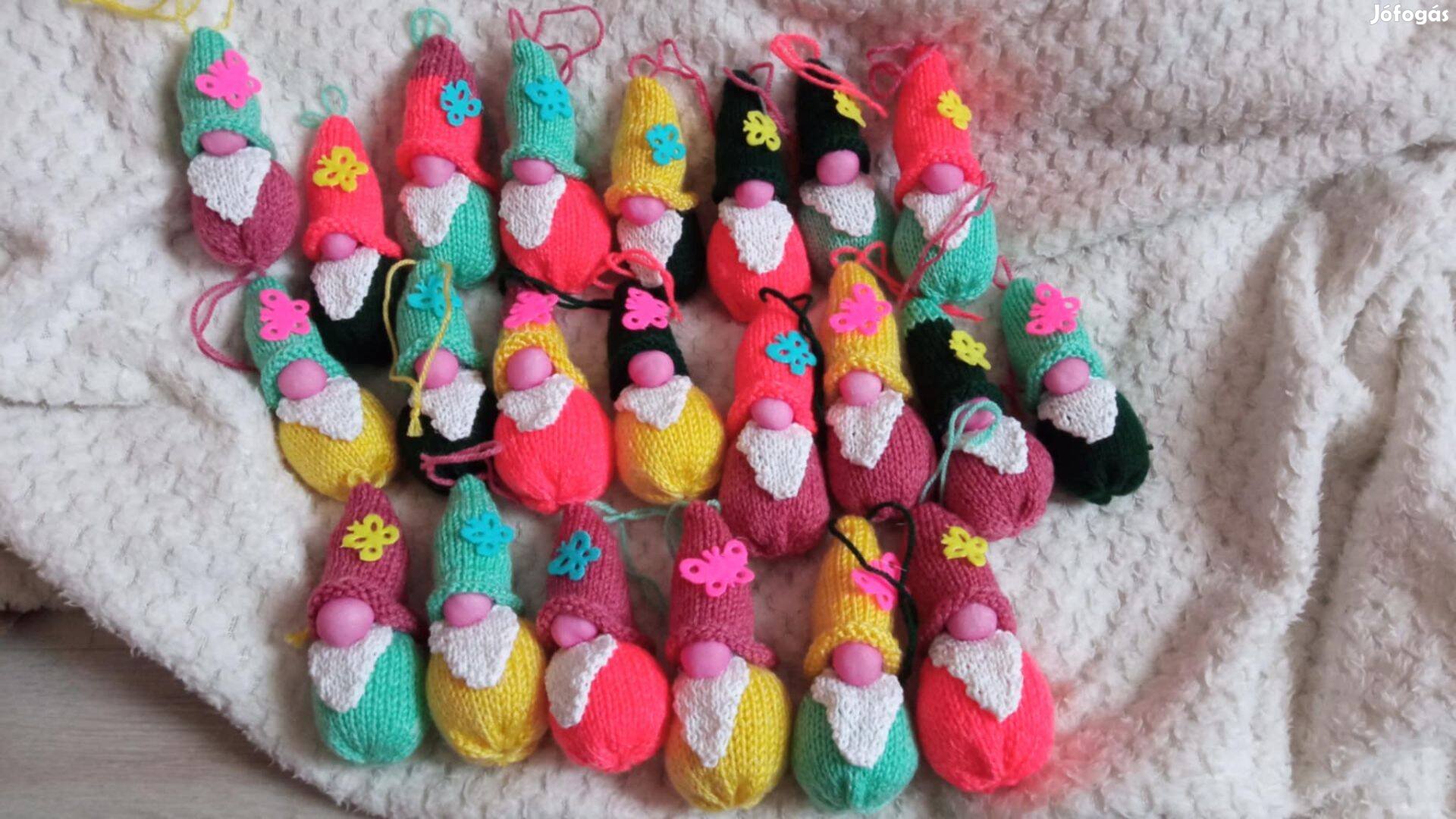 Színes kötött tavaszi manó dekoráció 350 Ft