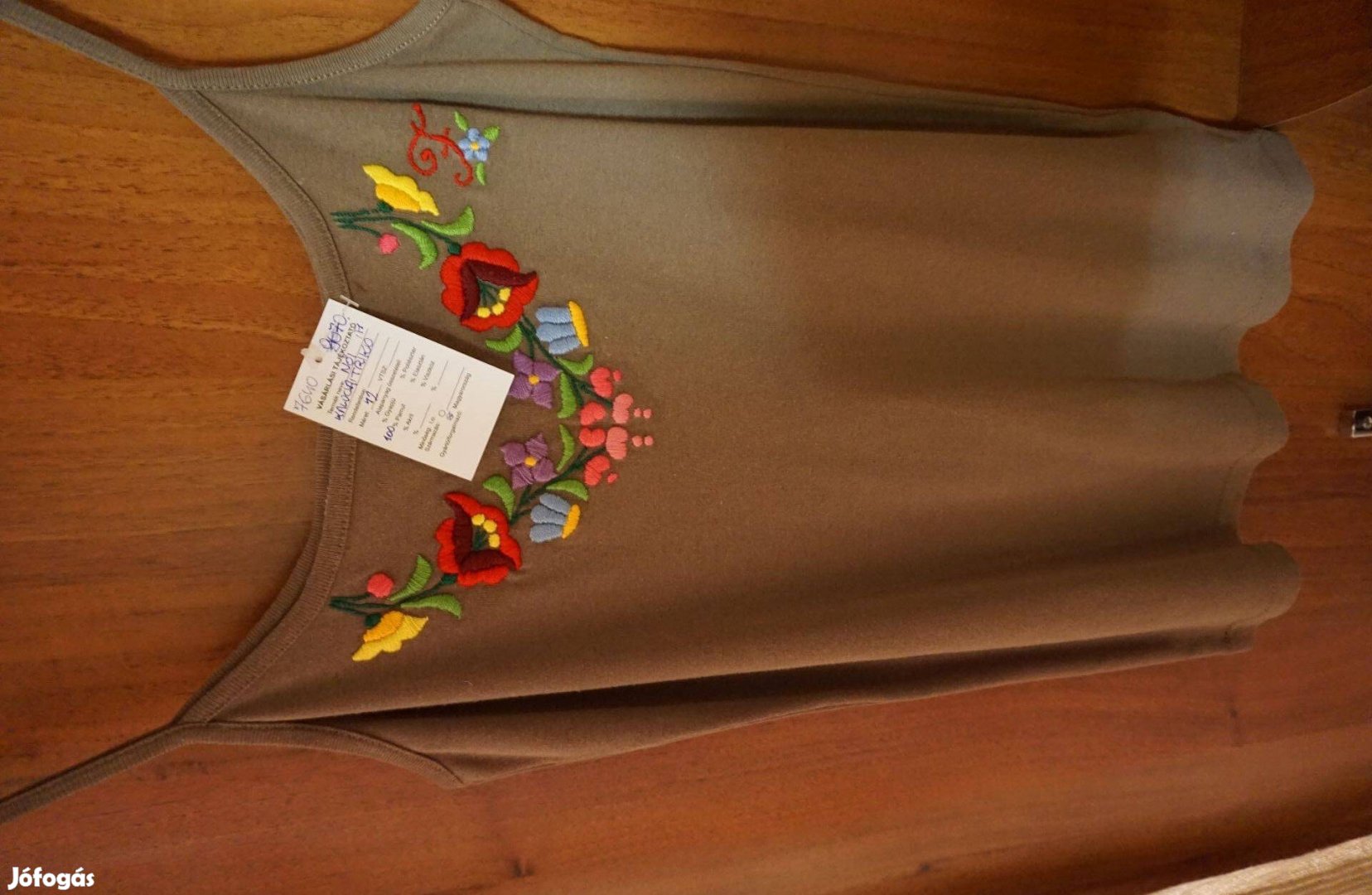Színes népművész kalocsai hímzéssel női trikó eladó
