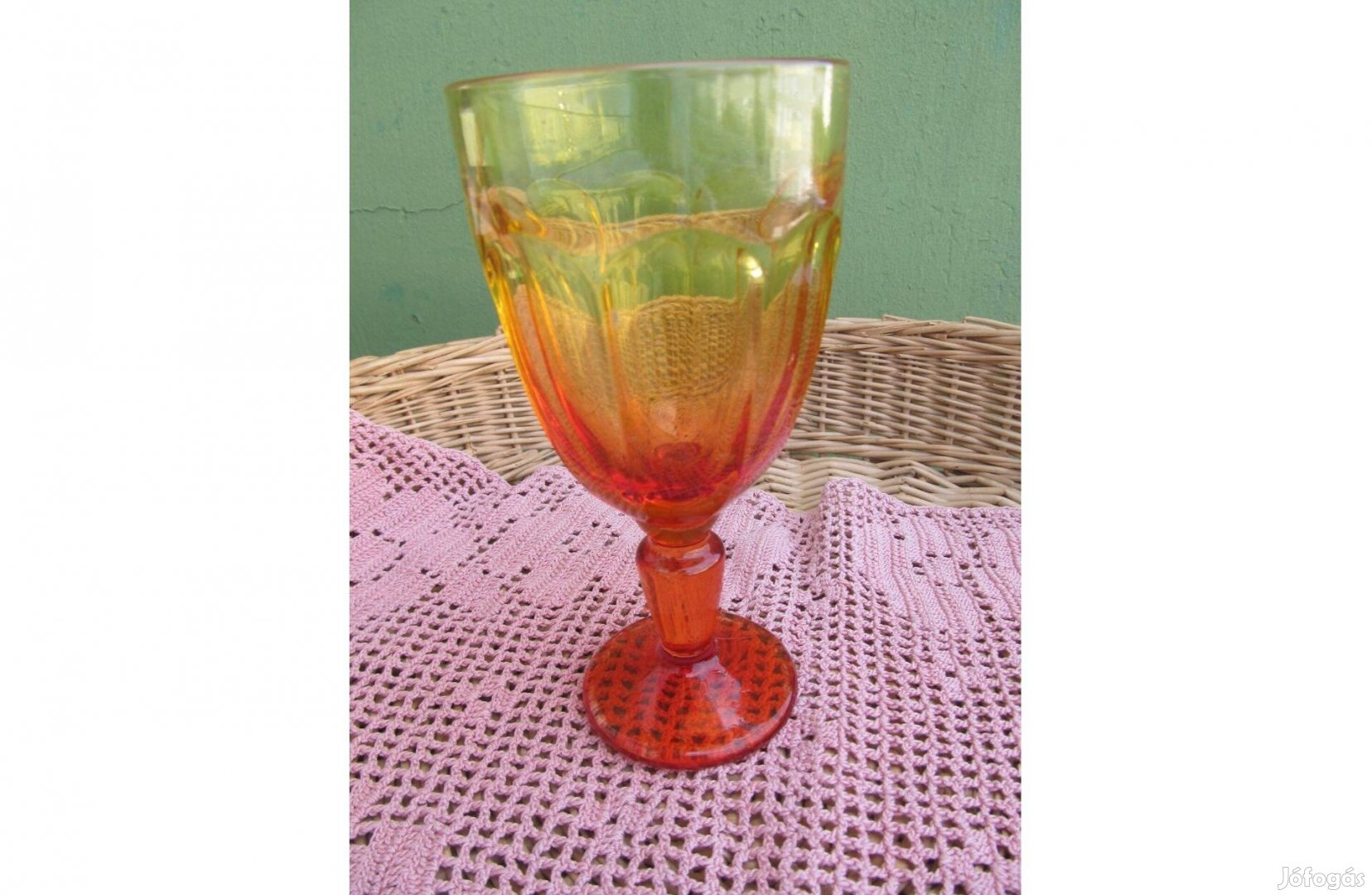 Színezett, öntött üveg kehely