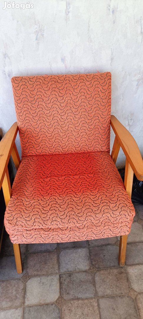 Színhibás, ám nagyon kényelmes retro fotel eladó