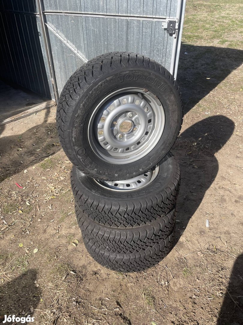 Szinte minden méretbe téli és 4évszakos gumik eladók.