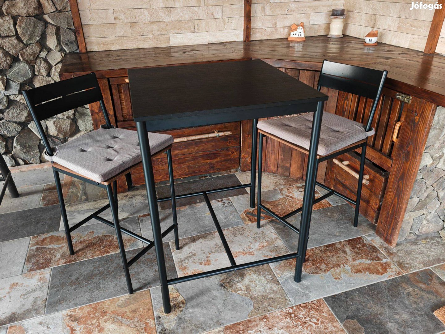 Szinte nem is használt IKEA Sandsberg bárasztal 2 bárszékkel párnákkal