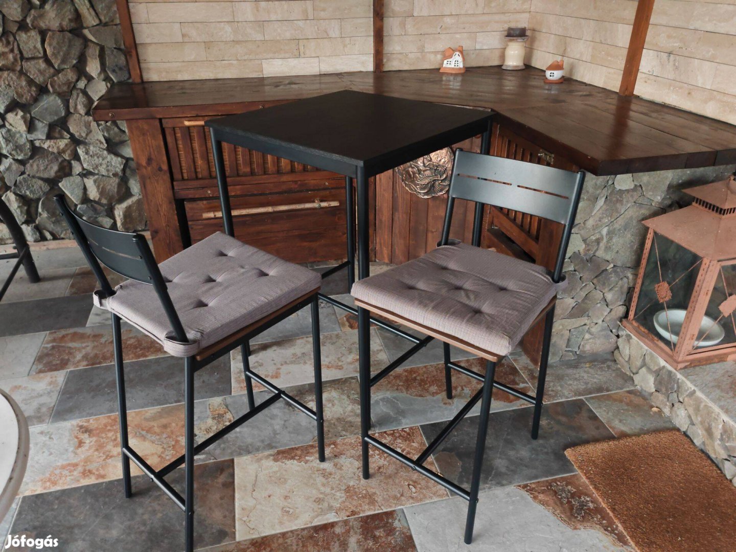 Szinte nem is használt IKEA Sandsberg bárasztal 2 bárszékkel párnákkal