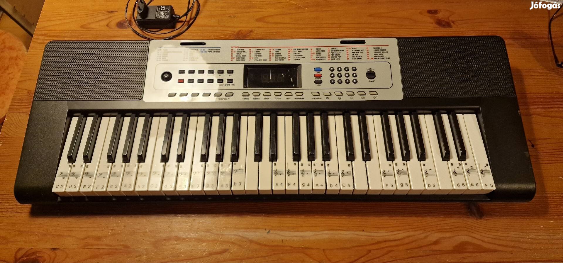 Szintetizátor 54 billentyűs, sok funkcióval.