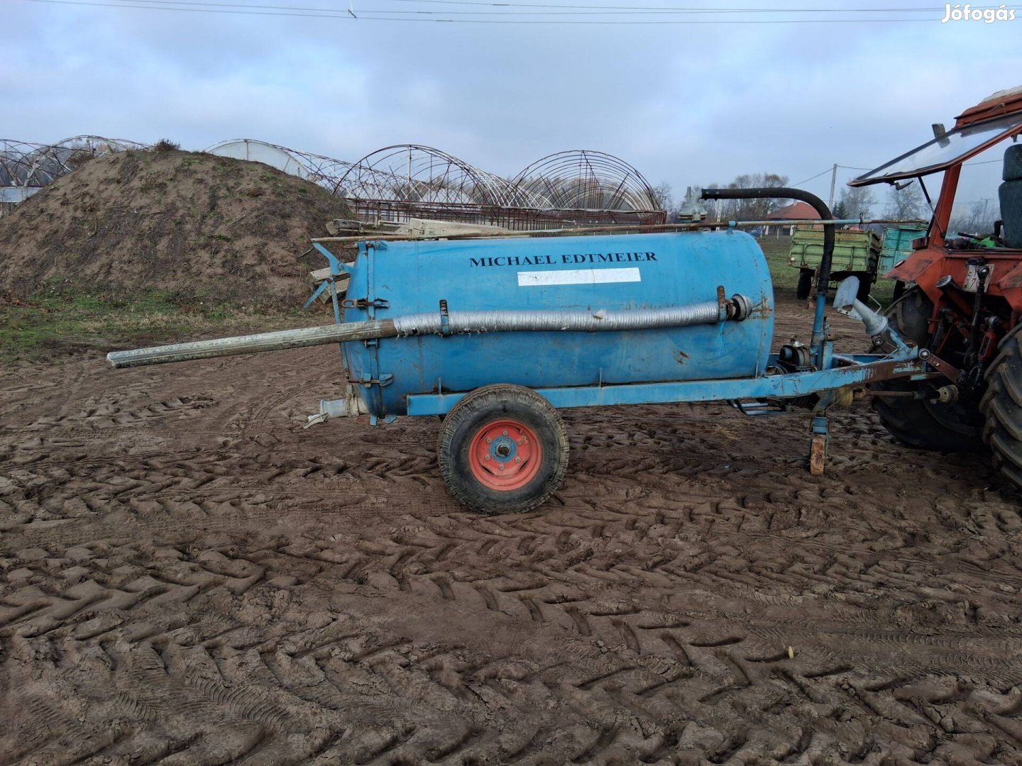 Szippantó 2300 literes