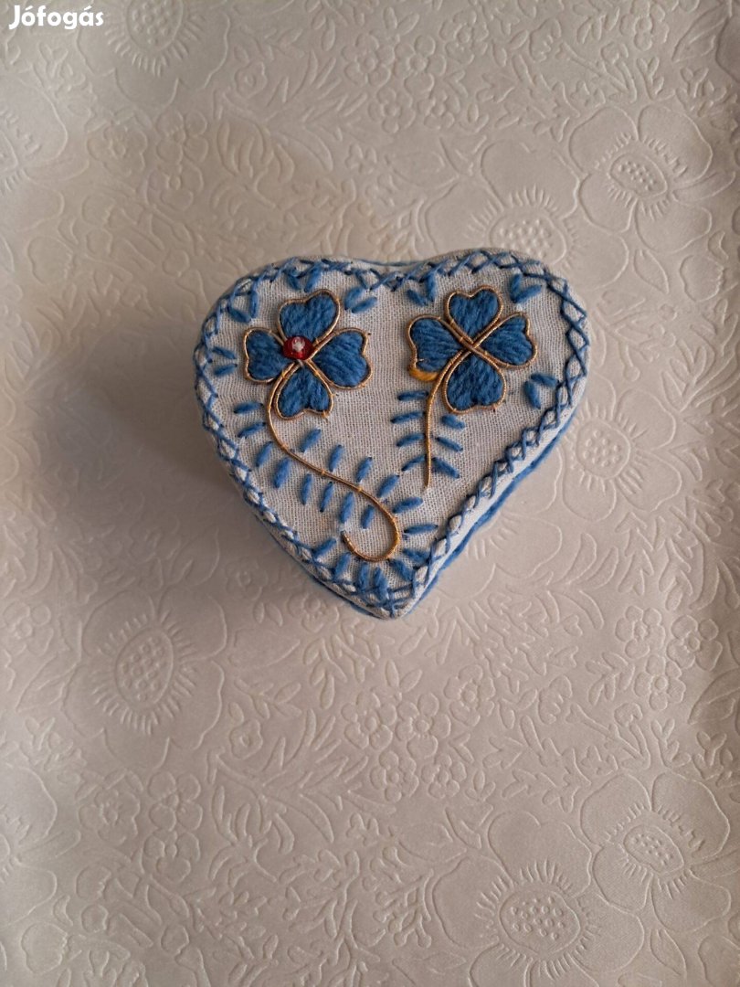 Szív alakú, hímzett ékszeres dobozka, vintage
