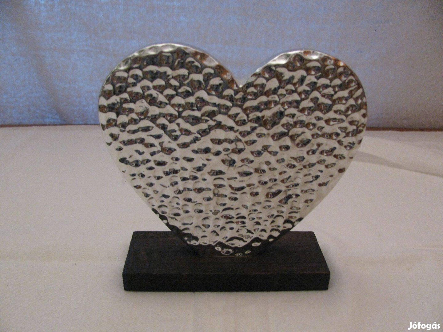 Szív alakú dekoráció fémes kivitelben dísztárgy