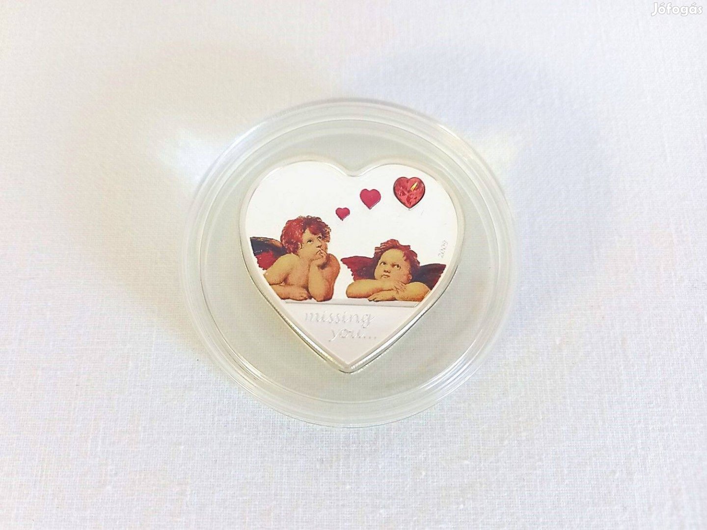 Szív alakú ezüst érme piros Swarorovski kristály szív