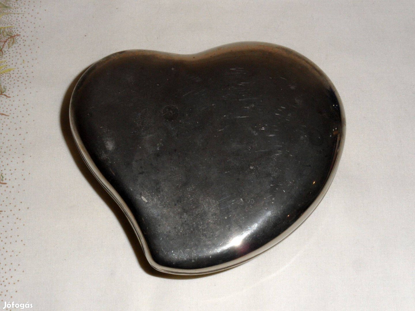 Szív alakú fém fedeles doboz, ékszeres doboz
