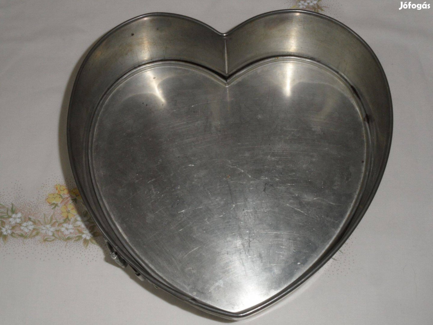 Szív alakú fém tortasütő
