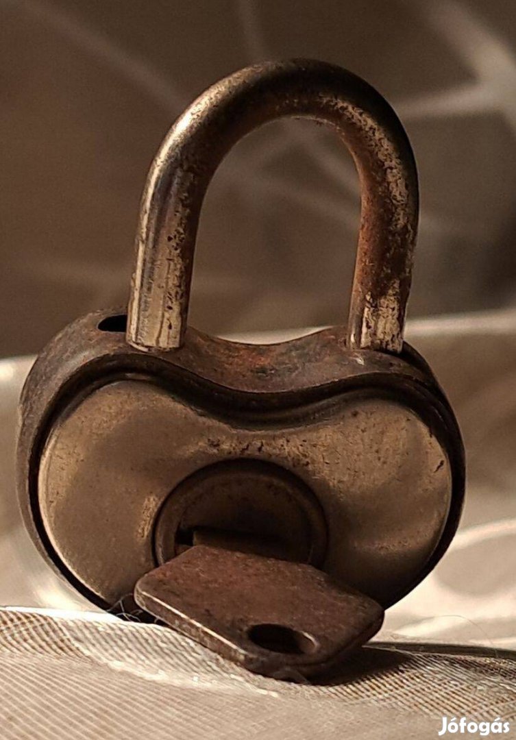 Szív alakú jelzett caro lakat,eredeti kulcsával Mérete: 6x4 cm