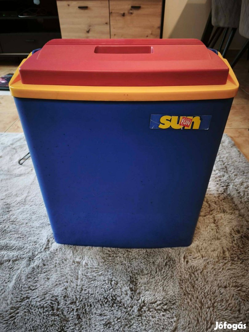 Szivargyújtótöltős hűtőtáska