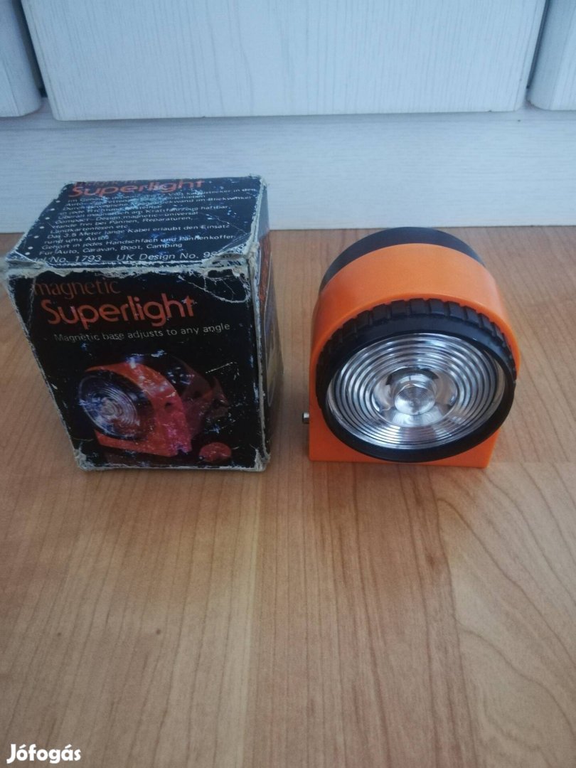 Szivartöltő csatlakozóval ellátott retro autós lámpa eladó! 