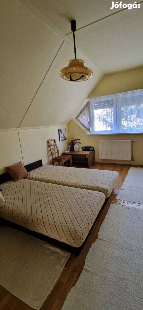 Szobabútor szekrényekkel, ágyakkal; megbontva is