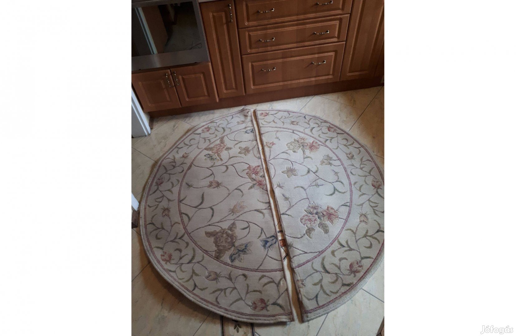 Szobai szőnyeg eladó (extra kerek formájú, variálható)