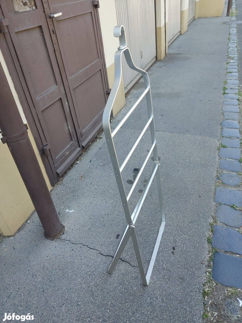 Szobainas állítható fémből