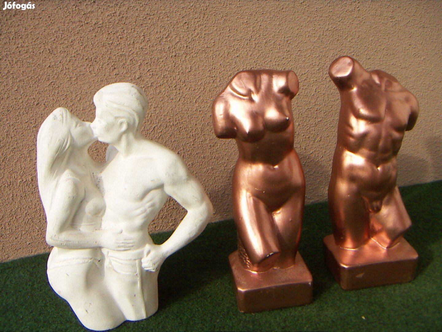 Szobrok gipszből, illetve kerámiából új állapotban egyben