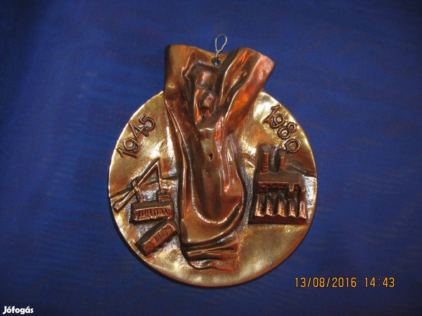 Szocialista-realista emlékplakett érem