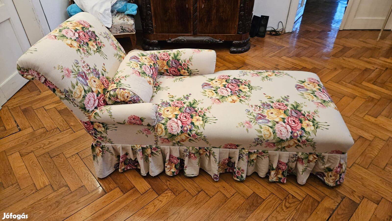 Szófa klasszikus falábbal, hengerpárnával