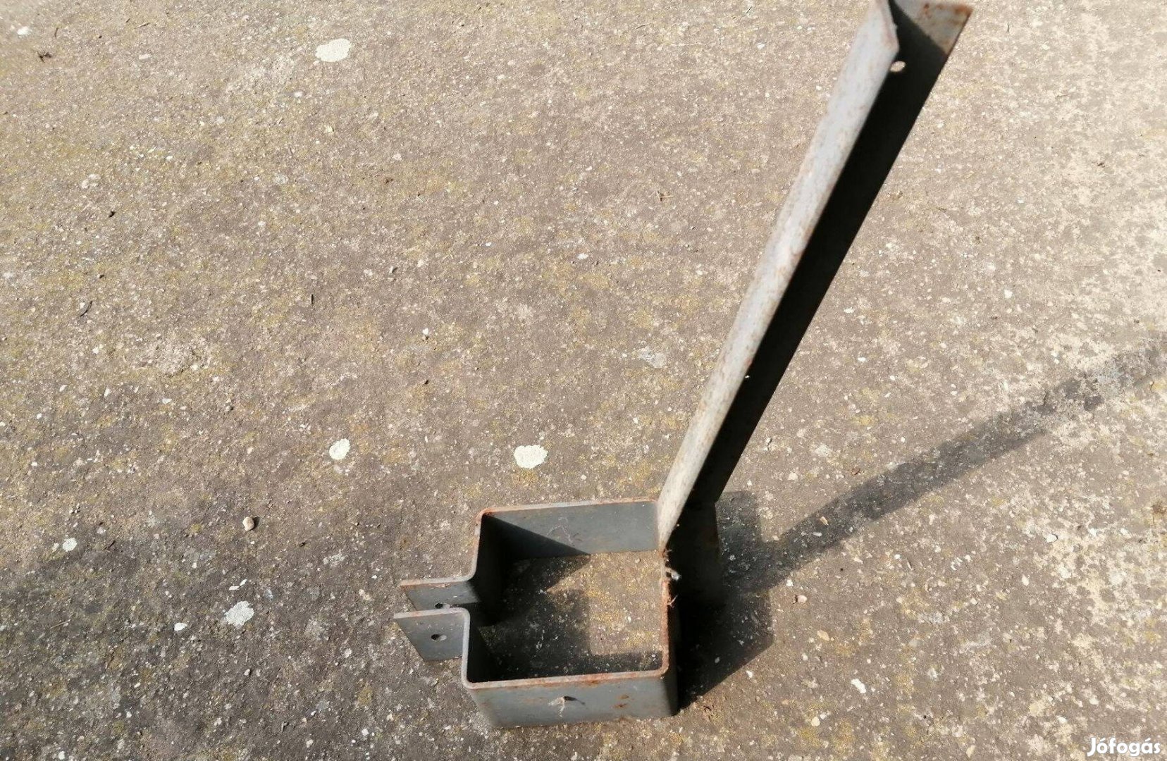 Szögesdrót tartó bilincs