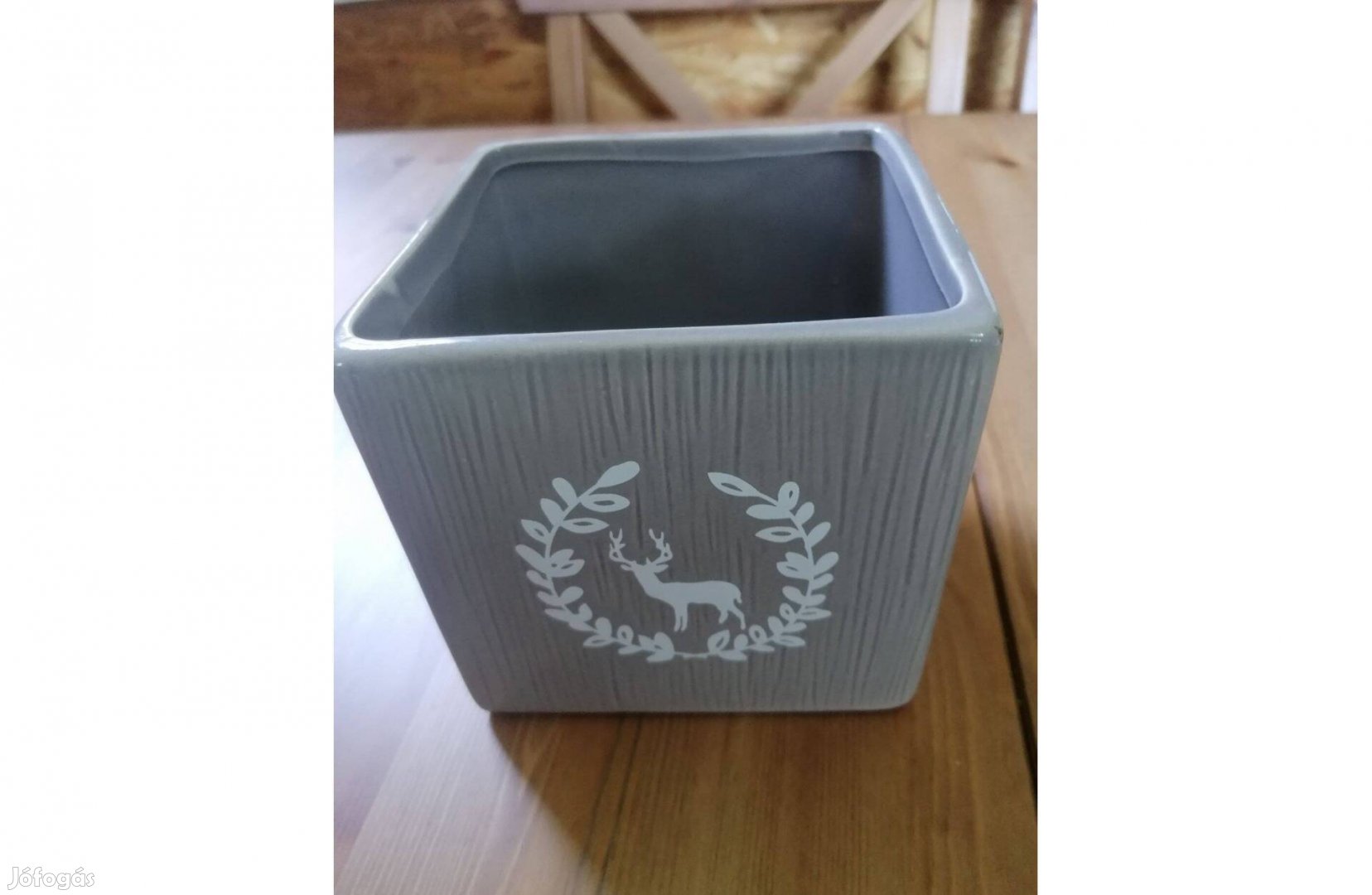 Szögletes, szürke kaspó eladó!