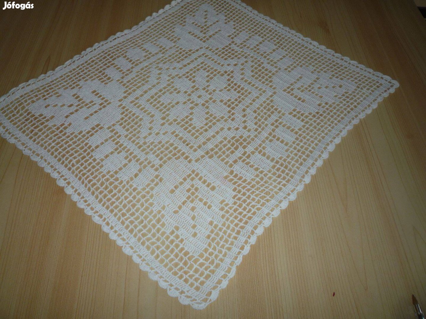 Szögletes horgolt terítő 36x42 cm