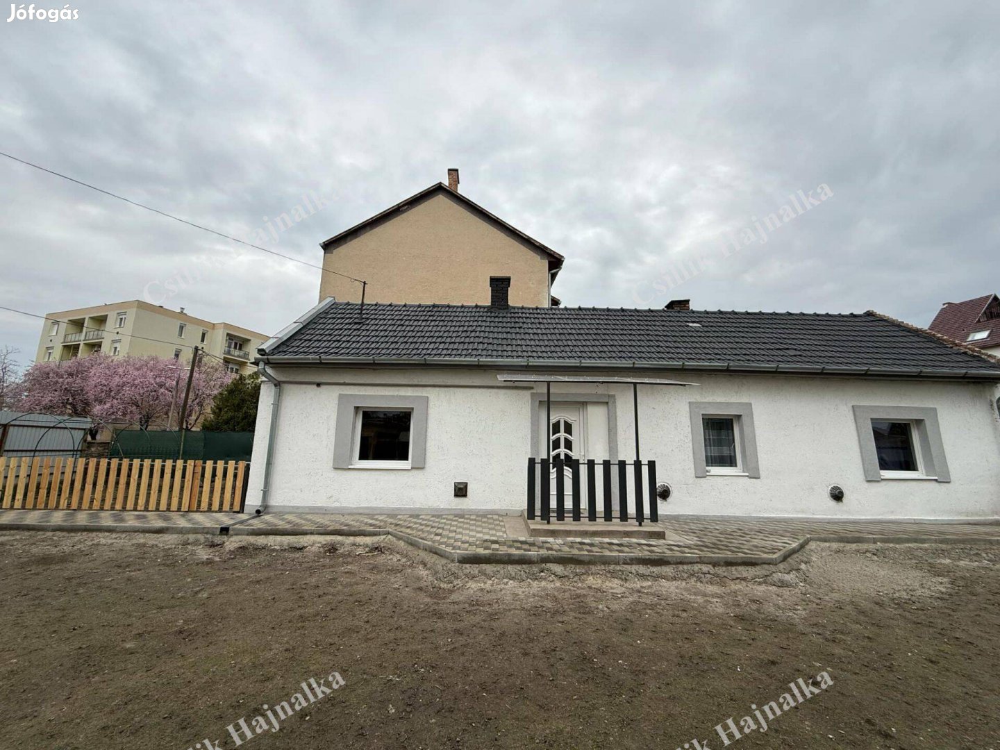 Szolnok Belváros felújított 60 m2-es, 2 szobás családi ház