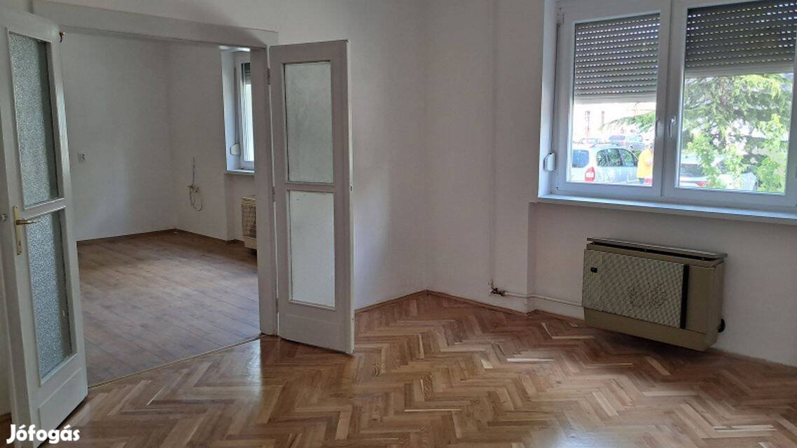 Szolnok belvárosában 2 szobás földszinti lakás eladó