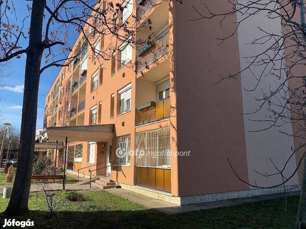 Szolnoki eladó 54 nm-es lakás