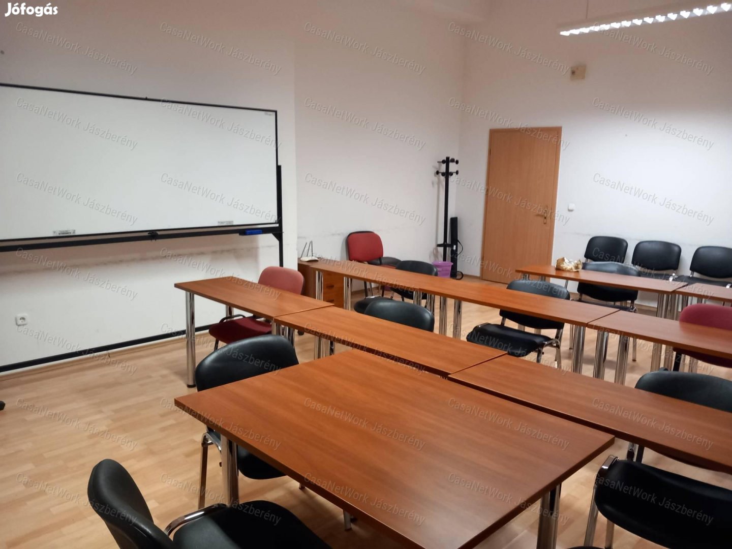 Szolnokon 37 nm-es, első emeleti iroda helyiség eladó!