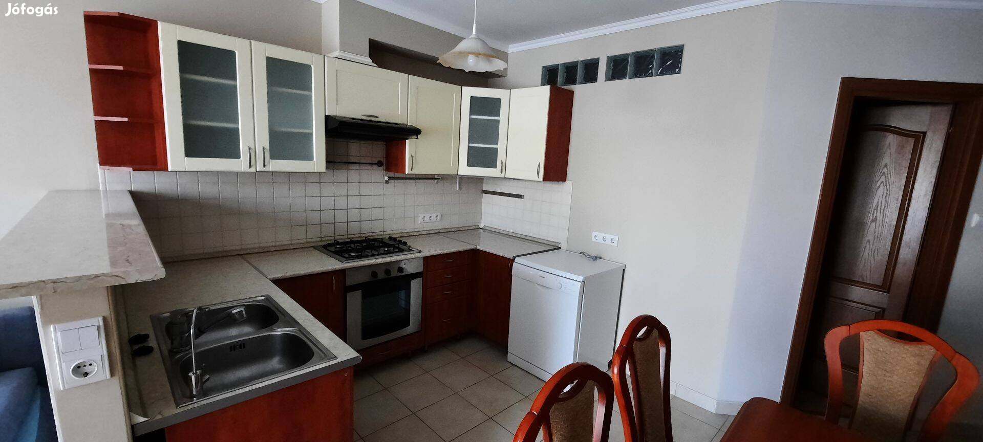 Szolnokon a Rákóczi úton 1 em. 55m2 újszerű lakás eladó