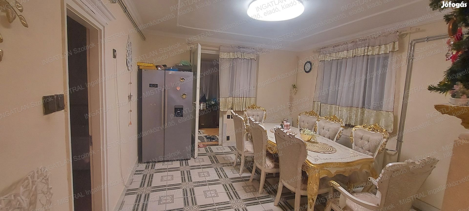 Szolnokon a Széchenyi lakótelepen eladó egy 135 m2-es 5 szobás