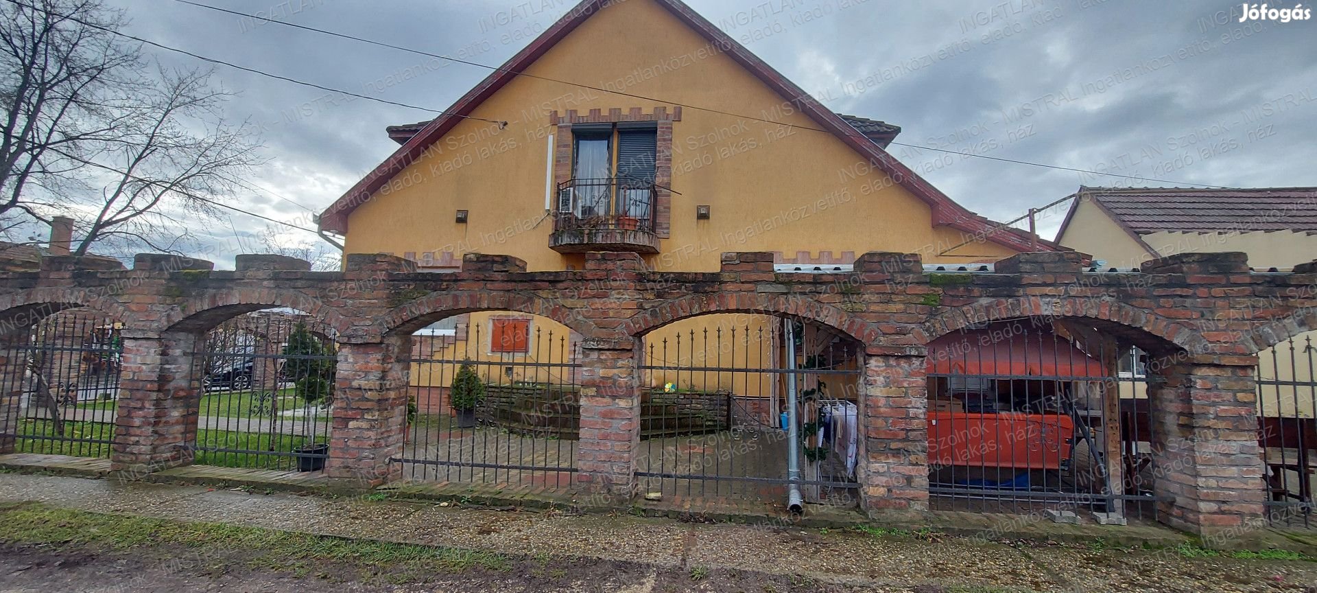 Szolnokon a Széchenyi lakótelepen eladó egy 135 m2-es 5 szobás