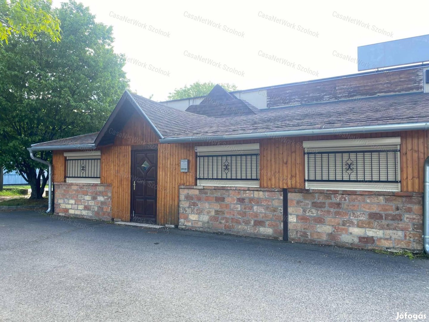 Szolnokon a Széchenyi városrészen kiadó egy étterem,