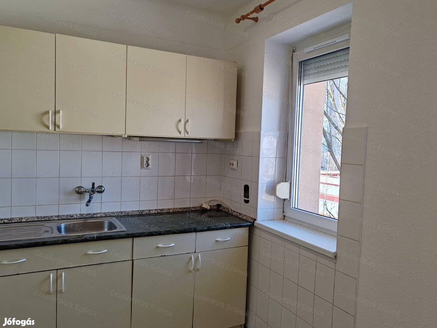 Szolnokon belvárosi felújított garzon, szigetelt házban