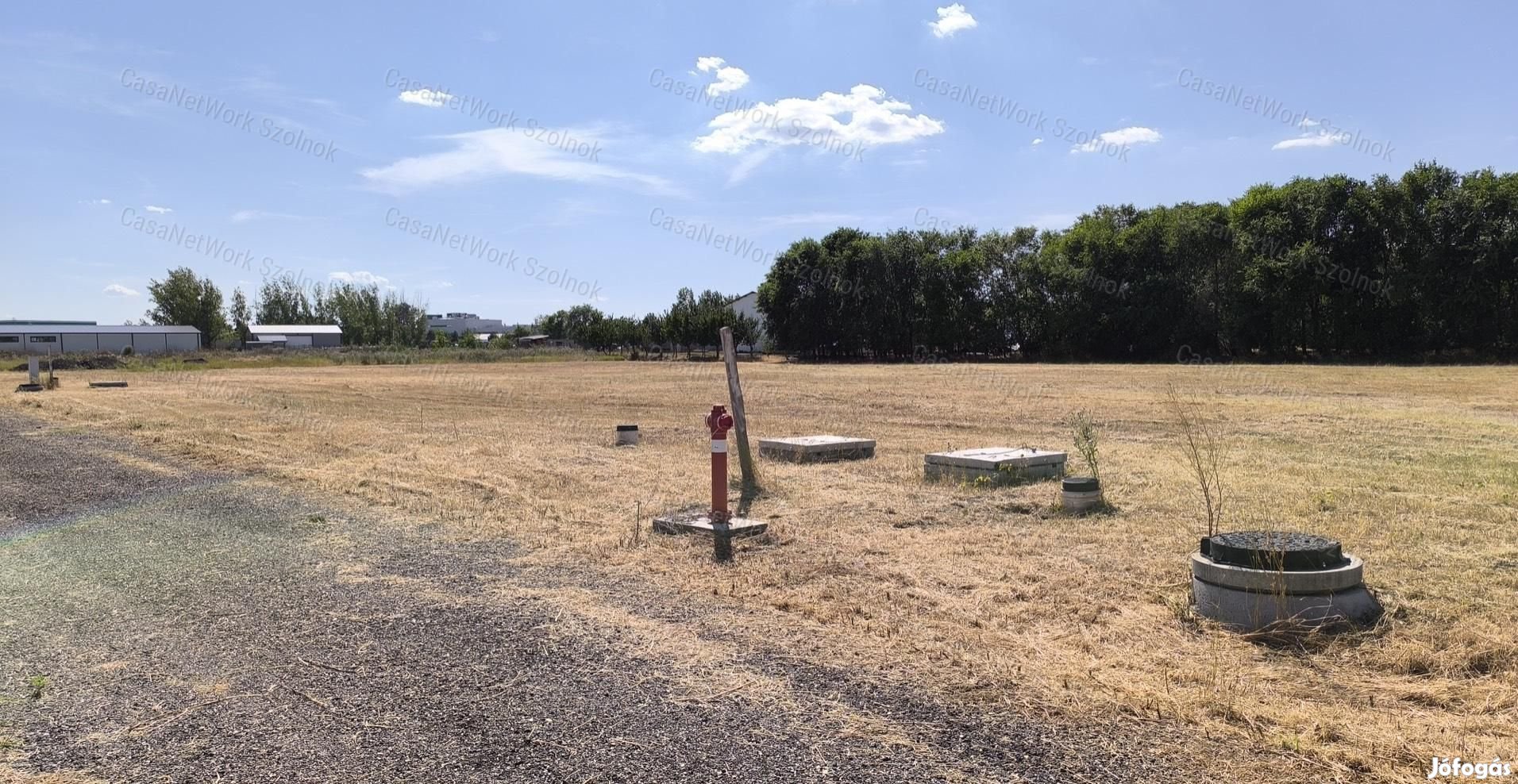 Szolnokon ipari területen eladó közművesített telek!