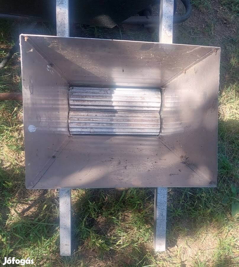Szőlő daráló eladó.Egyedi készítésű.