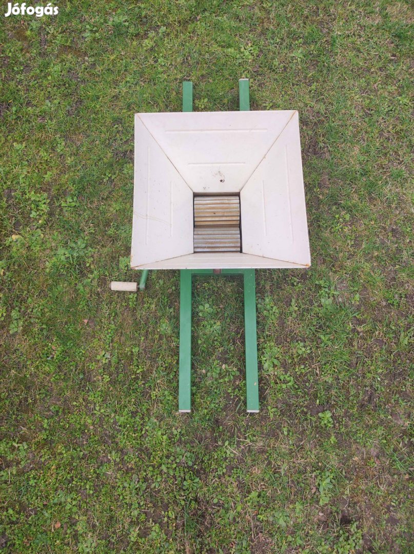 Szőlődaráló és prés