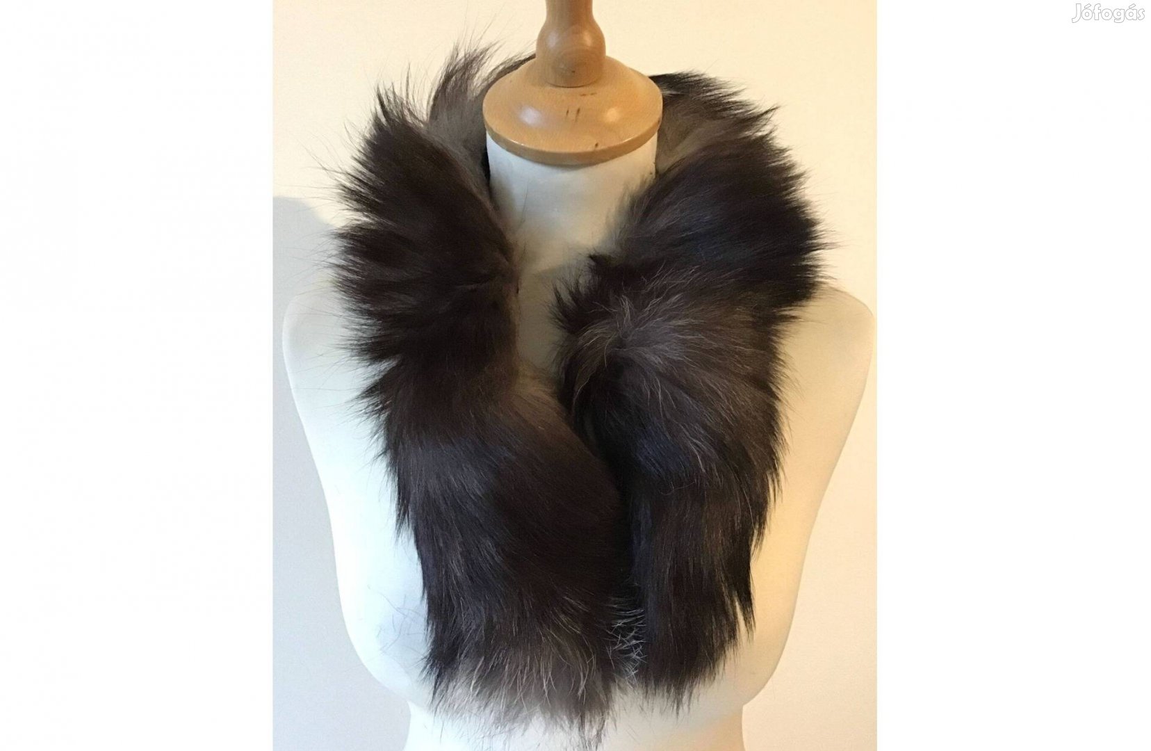 Szőrmegallér. Teljes hossz kb. 70 cm