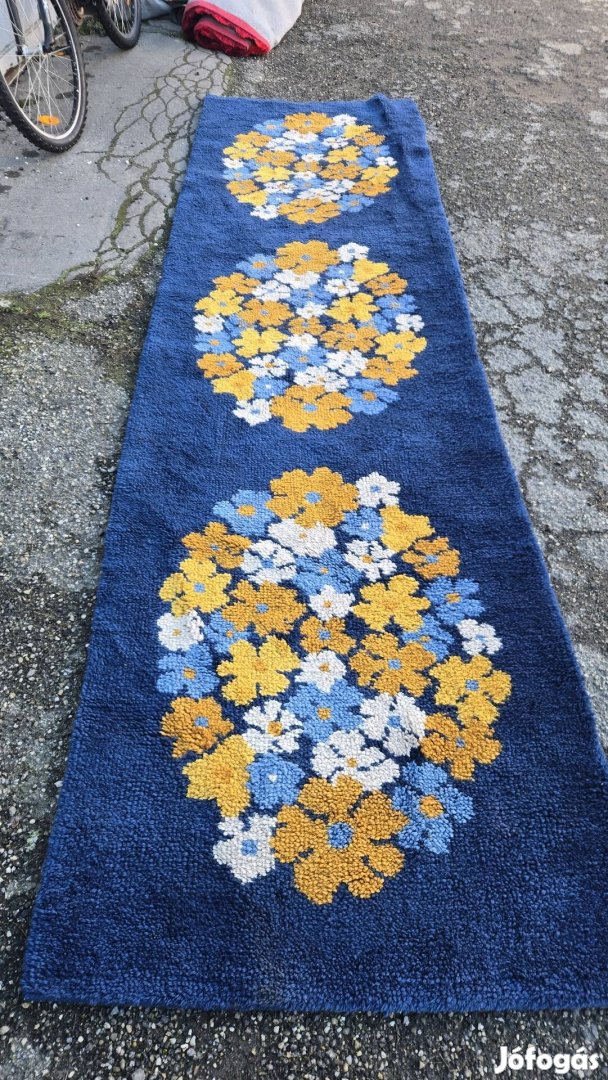 Szőttes futó szőnyeg.