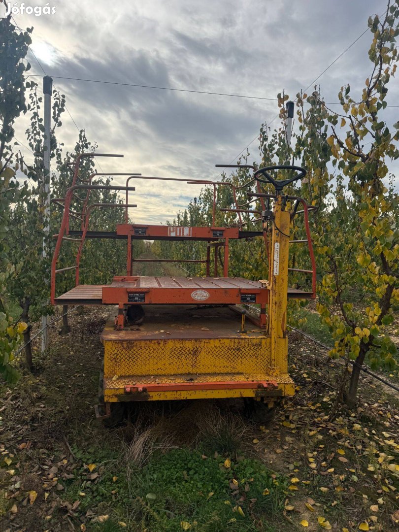 Szüretelő/platformos önjáró kocsi