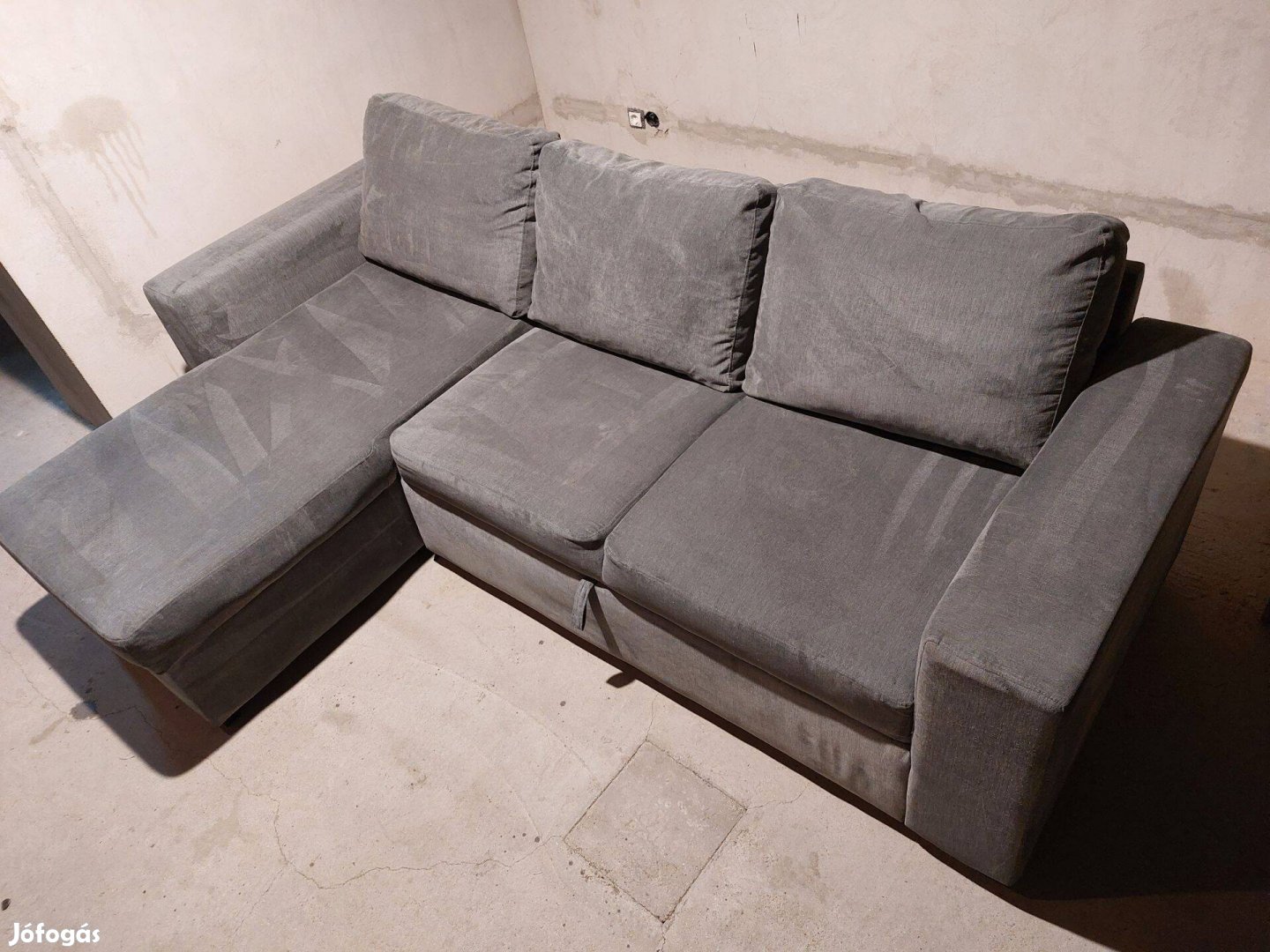 Szürke L-alakú kanapé